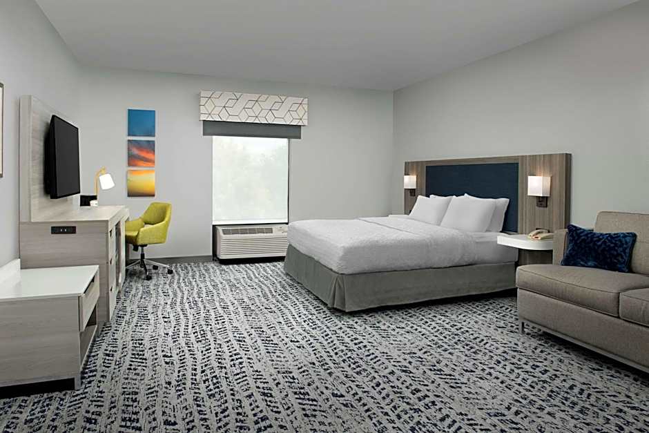 Photo 1 of 4 of 1 King Bed, Hearing/Mobility Accessible, Bathtub