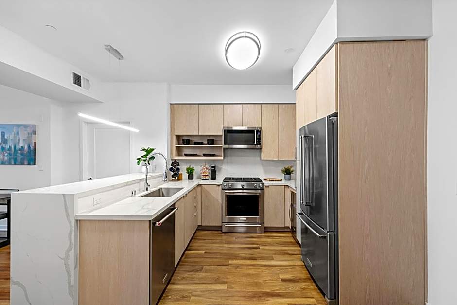 Beverly Grove Chic City Oasis 2 BR Apt with Den 138
