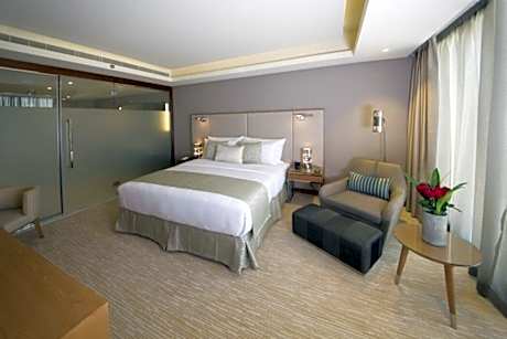 Junior Suite with Executive Lounge Access