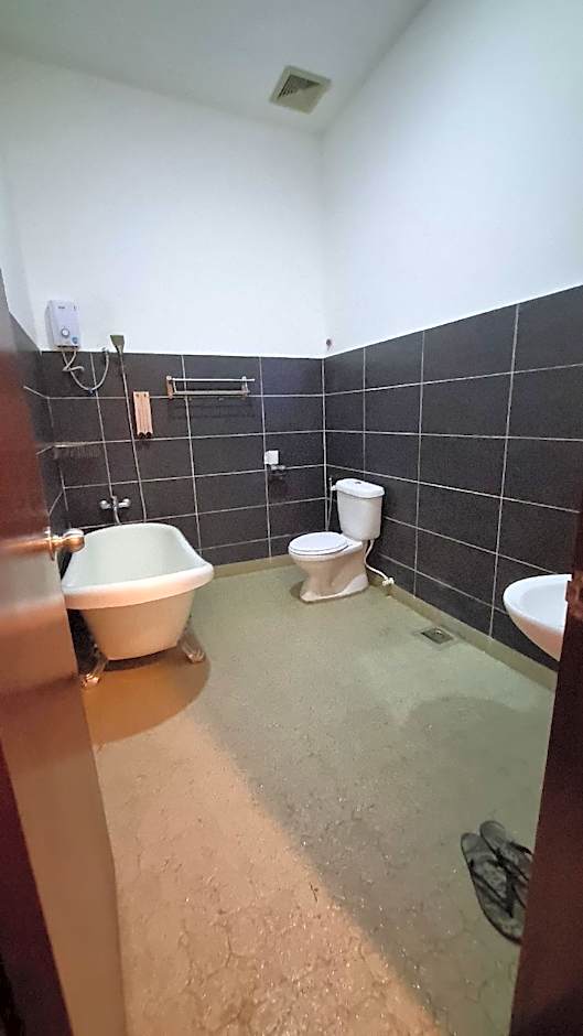 HEEREN BY THE RIVER HOTEL