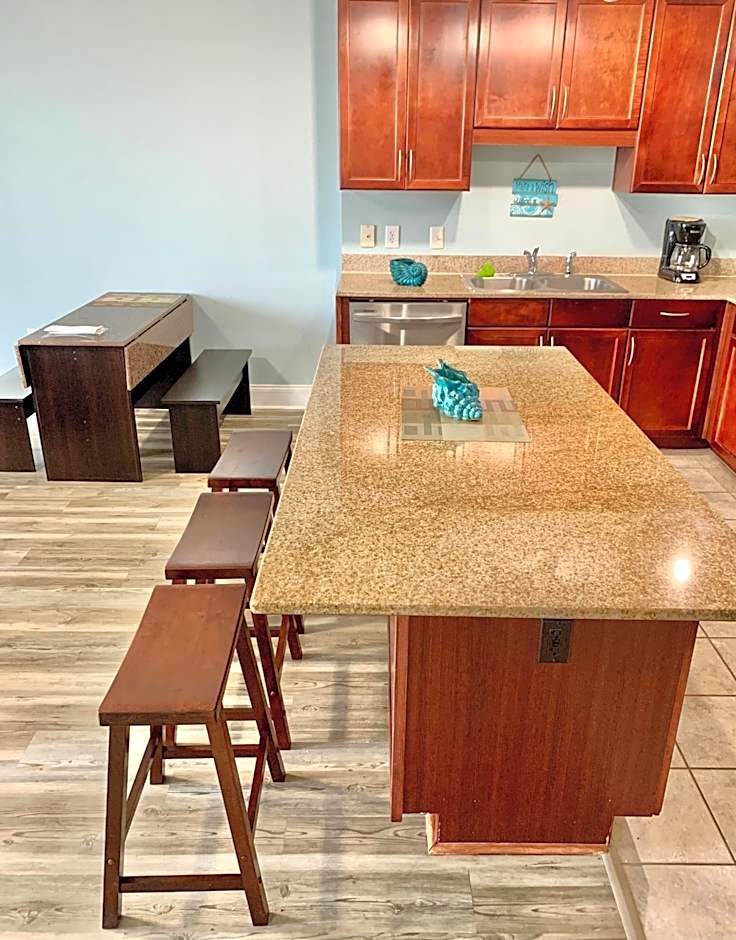 LAKETOWN 5 POOLs STEPS TO BEACH FAMILY FRIENDLY