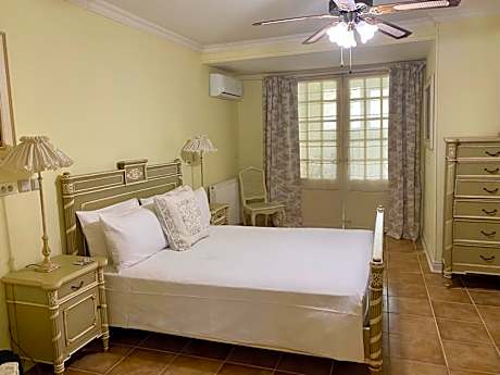 Luxury One-Bedroom Apartment (2 Adults)