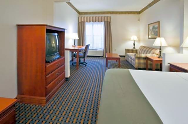 Holiday Inn Express Hotel & Suites Laurinburg