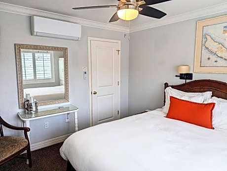 Deluxe Queen Room