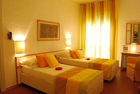 Queen Room with Convertible Twin Beds - Non-Smoking