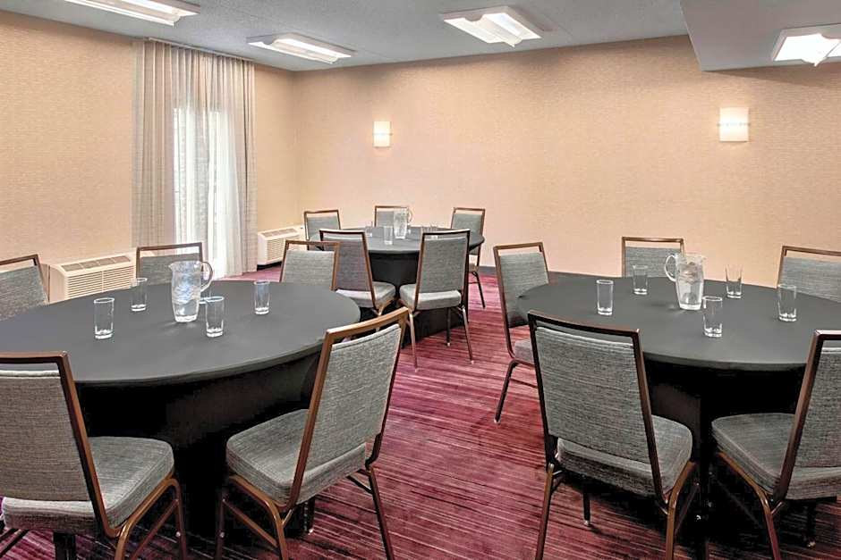Courtyard by Marriott Newark Liberty International Airport