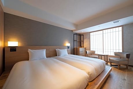 Parkside Twin room-Park view with balcony and shower room