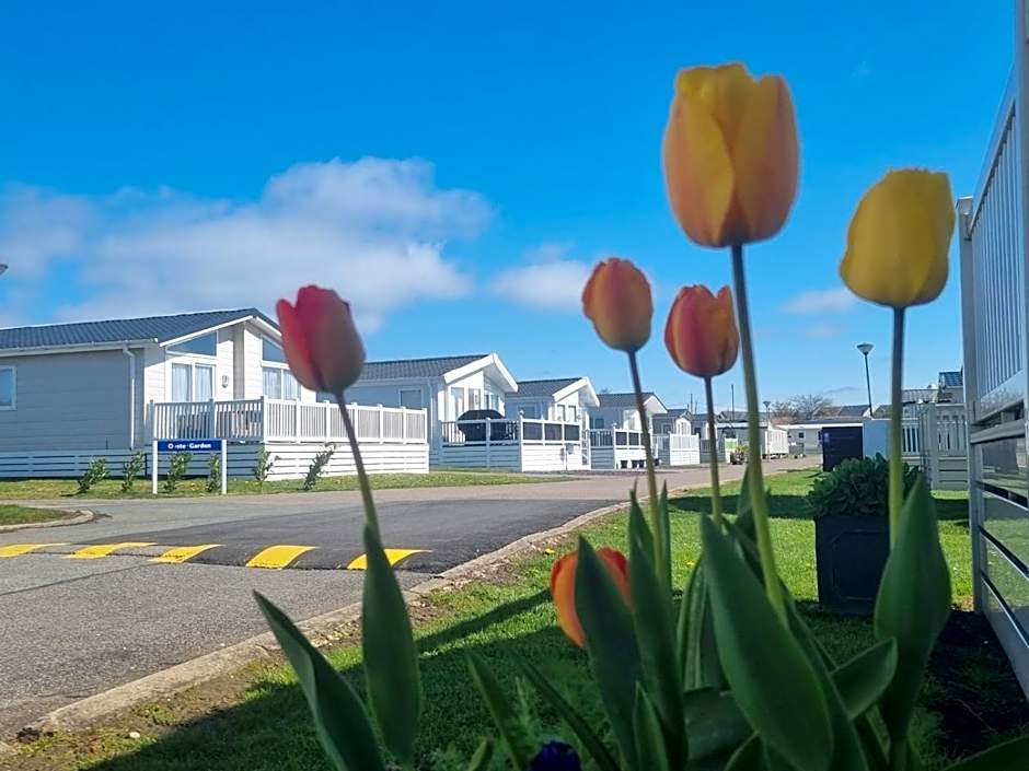 Chic, spacious & fun coastal retreat - family friendly - 3 min walk to beach