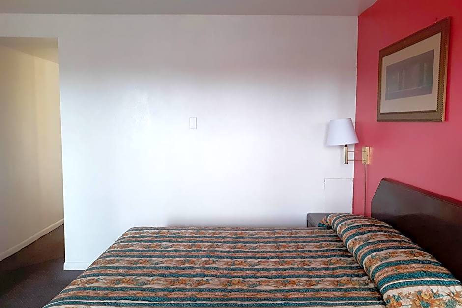 Photo 1 of 5 of 1 Queen Bed