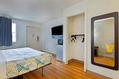 1 King Bed | Non-Smoking, Micfridge