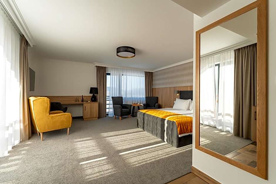 Mazurkowa - z widokiem na Karkonosze i Śnieżkę, darmowy parking, obok restauracja Mazurkowa Chata