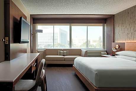 King Room with Adapted Tub - Mobility and Hearing Accessible