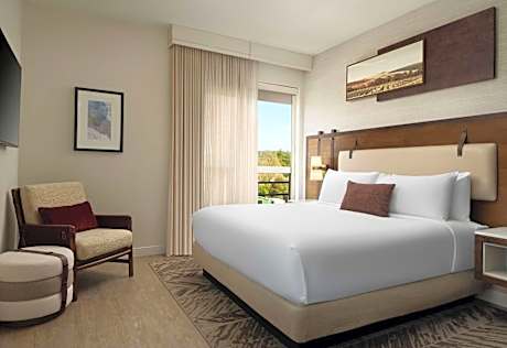 One-Bedroom King Suite with Dining Table