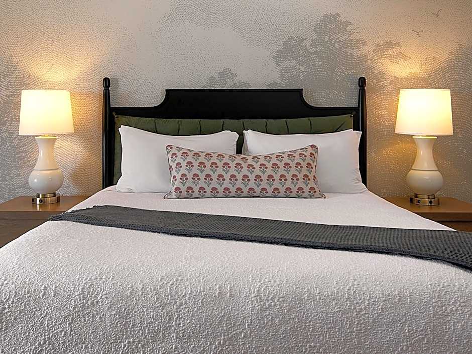 Zdjęcie 1 z 4 — 1 King Bed, Accessible, Roll in Shower