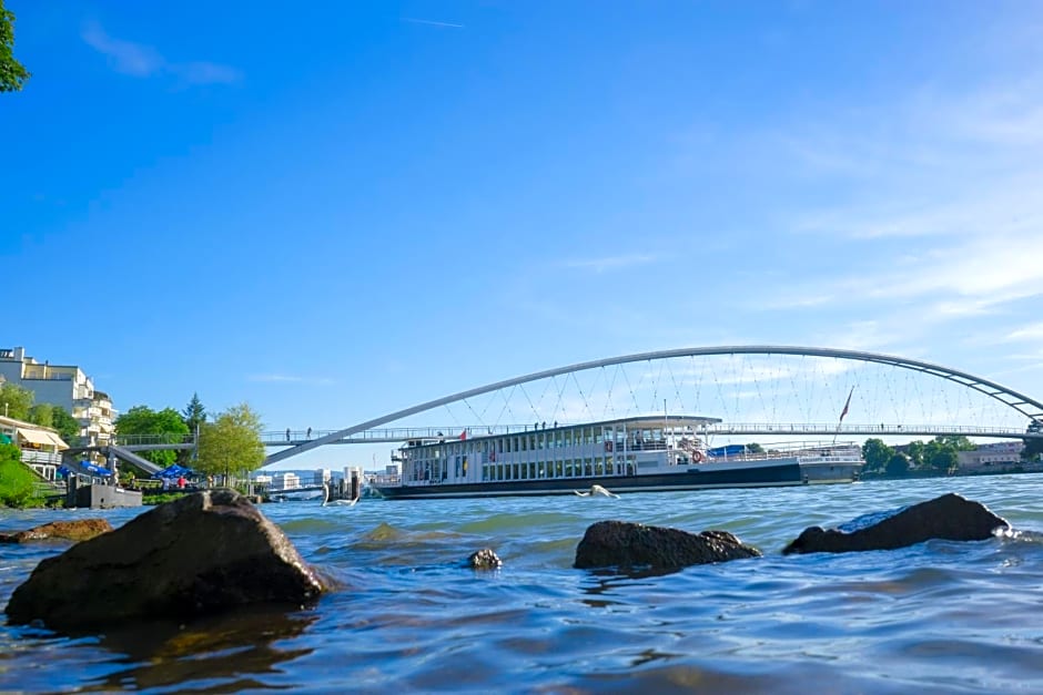 Maximilian Hotel & Apartments Weil am Rhein / Basel