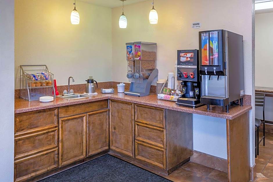 Super 8 by Wyndham Seguin