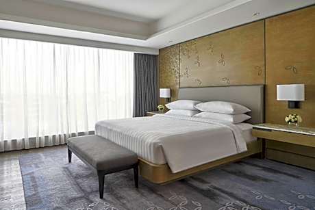 M Club lounge access, 1 Bed Room Executive Suite, 1 King, Pool view