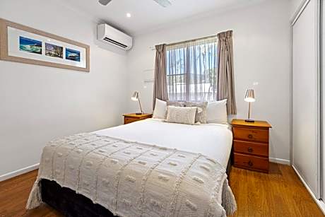 Tropical Villa - 1 Queen + 2 Singles (4 person)