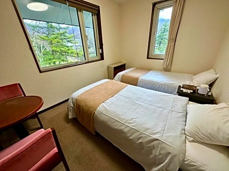 Twin Room - Pet Friendly with Mountain View