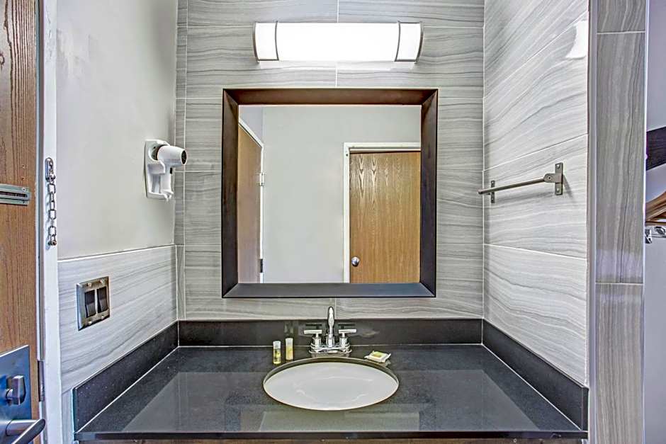 Days Inn by Wyndham Lake Bluff/Great Lakes Naval Base