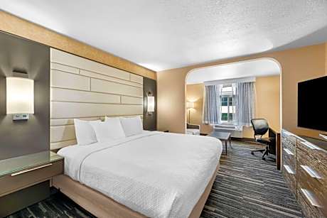 King Suite - Non-Smoking