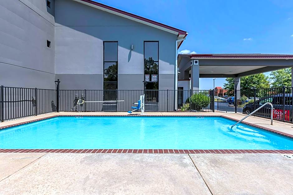 Red Roof Inn & Suites Clinton, MS