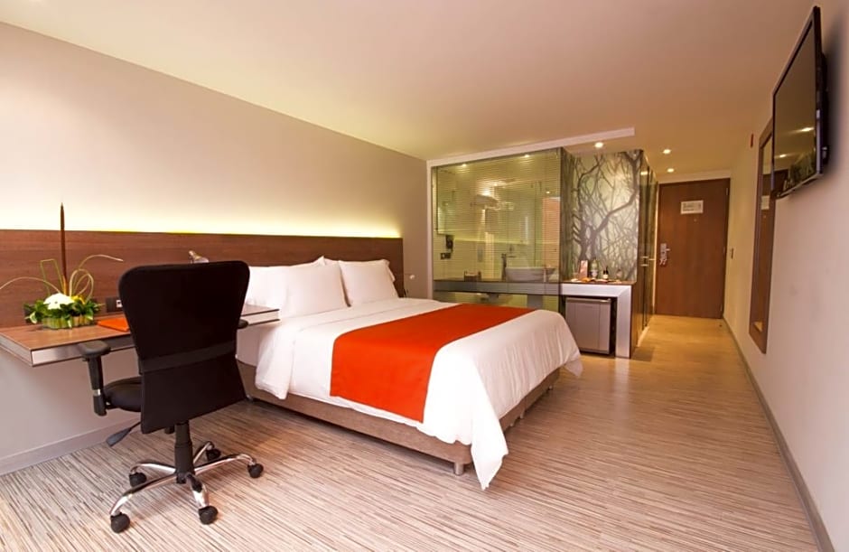 Photo 1 of 4 of Executive 1 Queen Bed