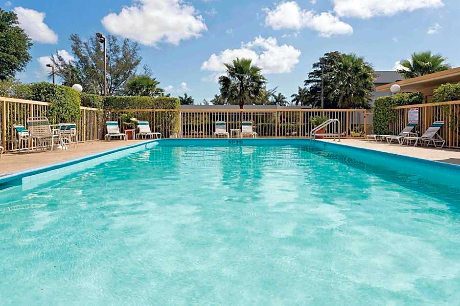 La Quinta Inn & Suites by Wyndham West Palm Beach - Florida Turn