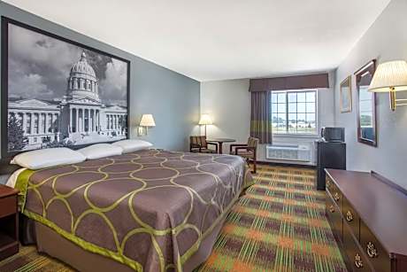 1 King Bed Suite Non-Smoking