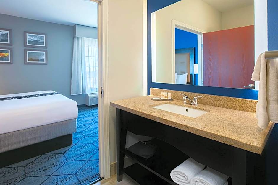 La Quinta Inn & Suites by Wyndham Denton - University Drive