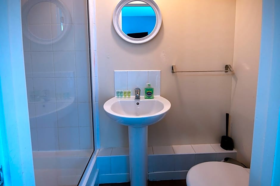 Irvine Riverside Guesthouse by Paymán Club