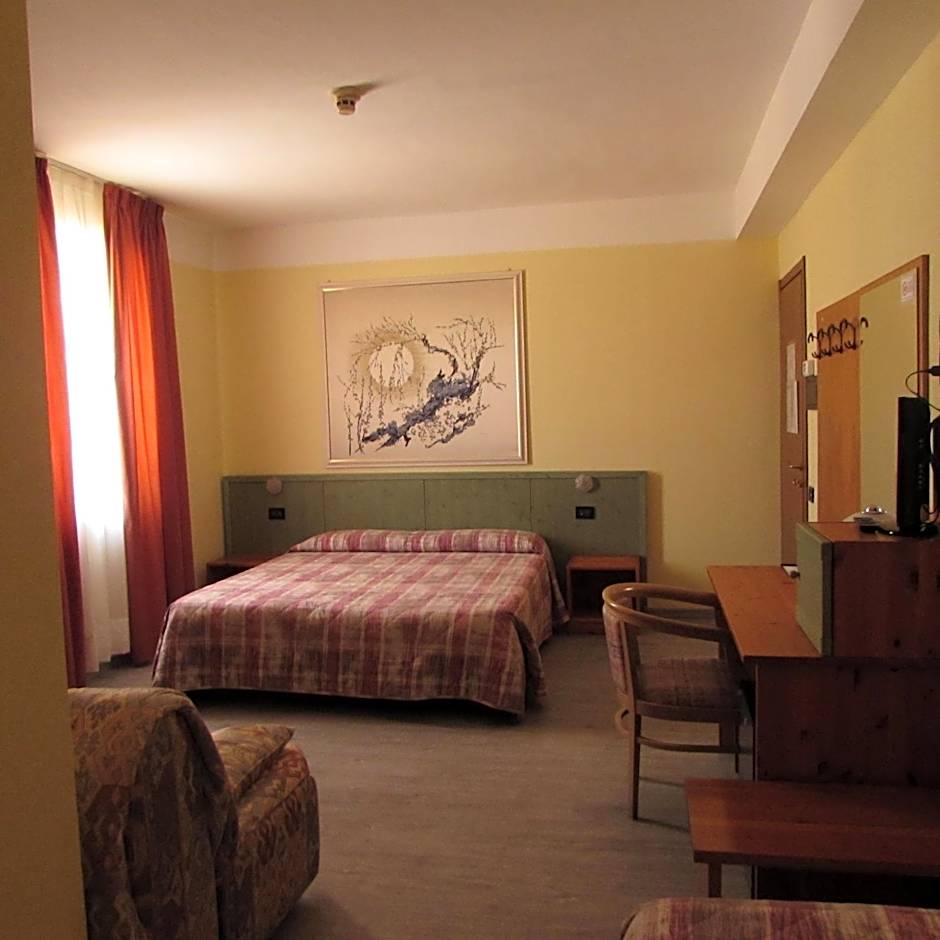 Hotel Alpi Del Mare