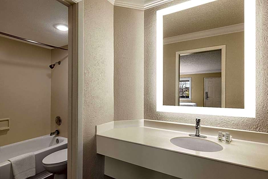 La Quinta Inn & Suites by Wyndham San Antonio Lackland