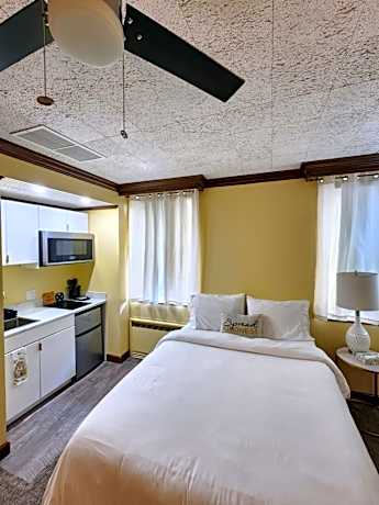 Deluxe Queen Suite
