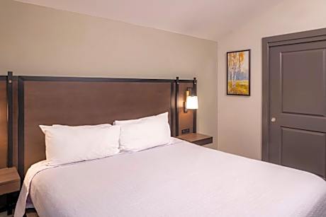 King Suite - Non-Smoking