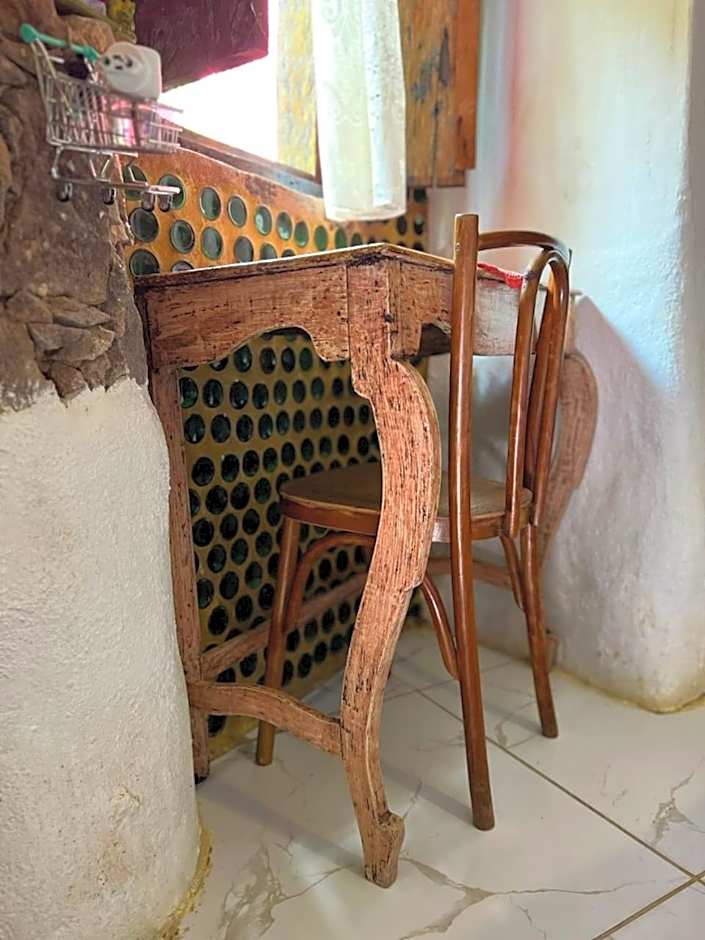 CASA DE RETALHOS Boutique Albergue, casaril histórico, com 5 suítes individuais e cozinha coletiva, no coração da vila de Igatu-Ba, que preserva fortes traços culturais da época do garimpo, venha viver uma experiência única!