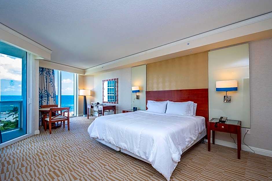 TRUMP INTL 2 BEDROOM APARTMENT 1600 Sqf Ocean and Bay View