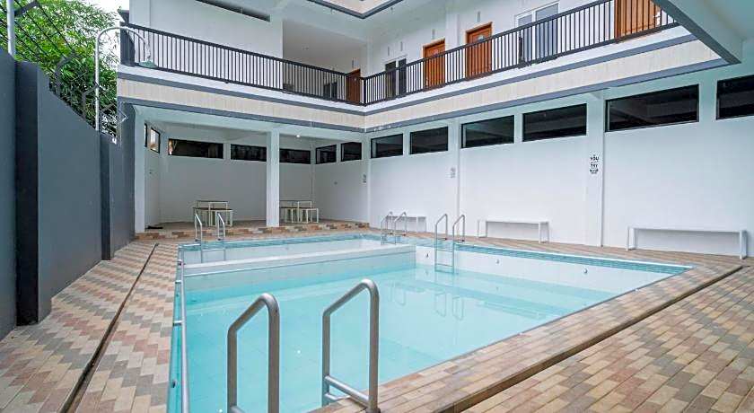 Sans Hotel Queen Batu