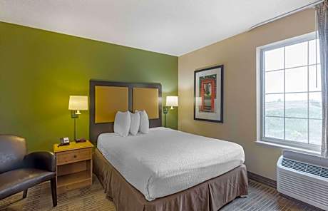 Queen studio with 1 Queen Bed - Disability Access/Non-Smoking