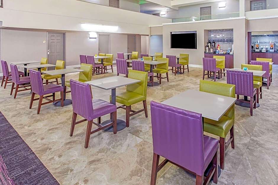 La Quinta Inn & Suites by Wyndham Lubbock West Medical Center