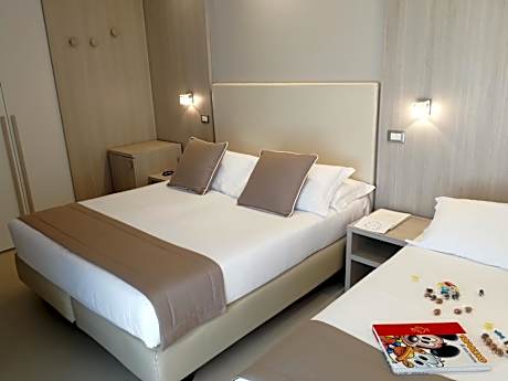 Economy Triple Room with Sea View