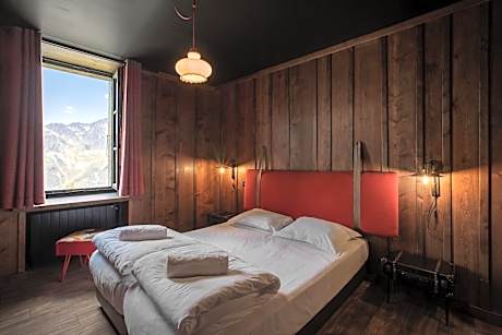 Double or Twin Room with Mountain View