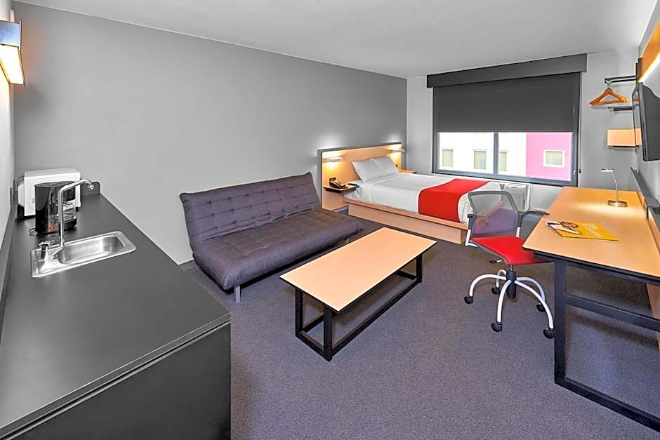 Foto 1 di 13 di Superior 1 Queen Bed with Sofabed