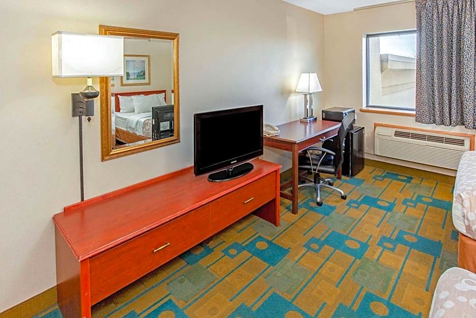 La Quinta Inn & Suites by Wyndham Milwaukee Airport / Oak Creek