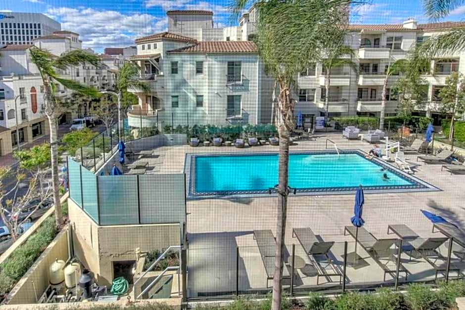 Lux One Bedroom Condo with Garden View