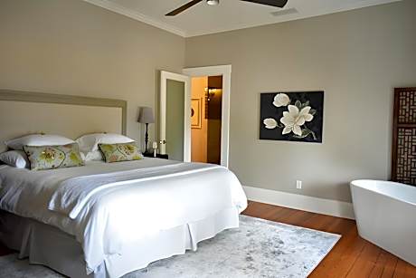 Suite 1-Premium-Suite-Private Bathroom-Street View