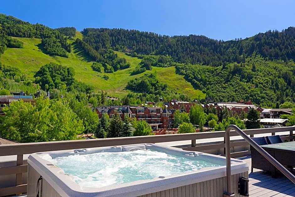 Independence Square 300, Nice Hotel Room with Great Views, Location & Rooftop Hot Tub!