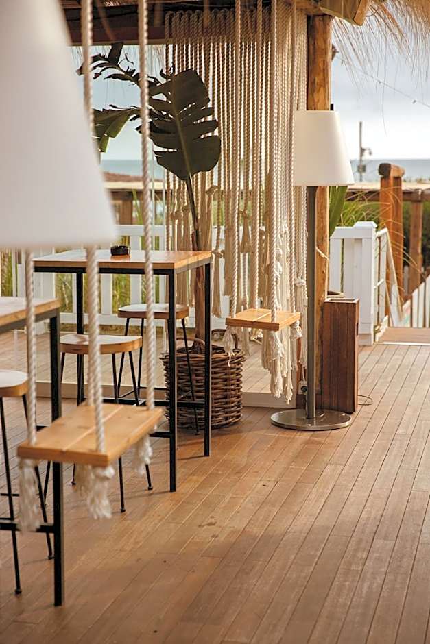 CUMEJA Beach Club & Hotel