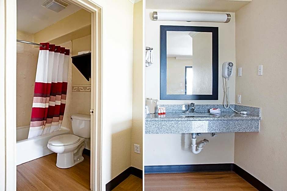 OYO Hotel McAllen Airport South - 1 mi from McAllen Medical Center