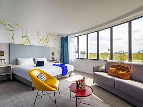 Executive room with 1 Kingsize bed and sofa Park View